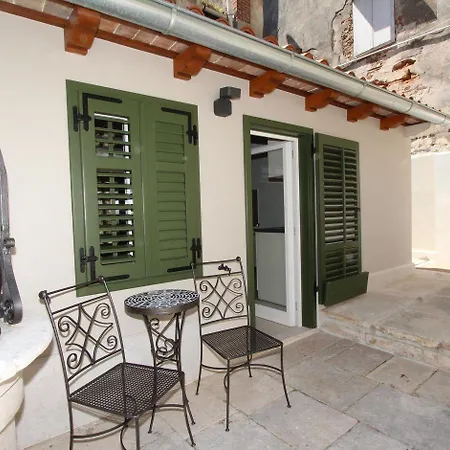 Atemberaubendes Altstadtapartment Mit Privater Terasse, Aussendusche - Nur 500 Meter Zum شقة