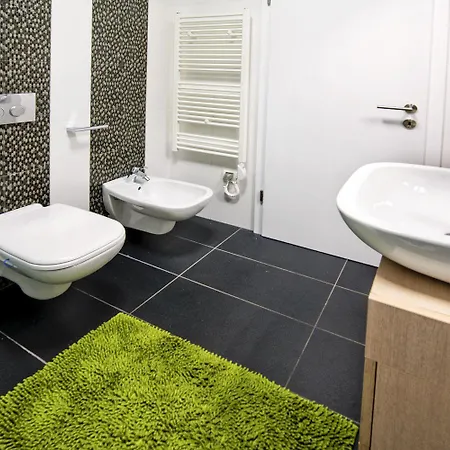 شقة Atemberaubendes Altstadtapartment Mit Privater Terasse, Aussendusche - Nur 500 Meter Zum روفينج